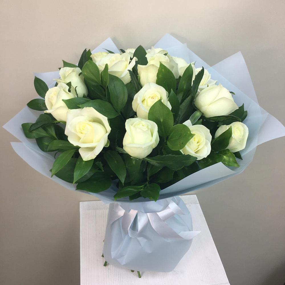 Букет 15 Белых роз Проуд в Киевском