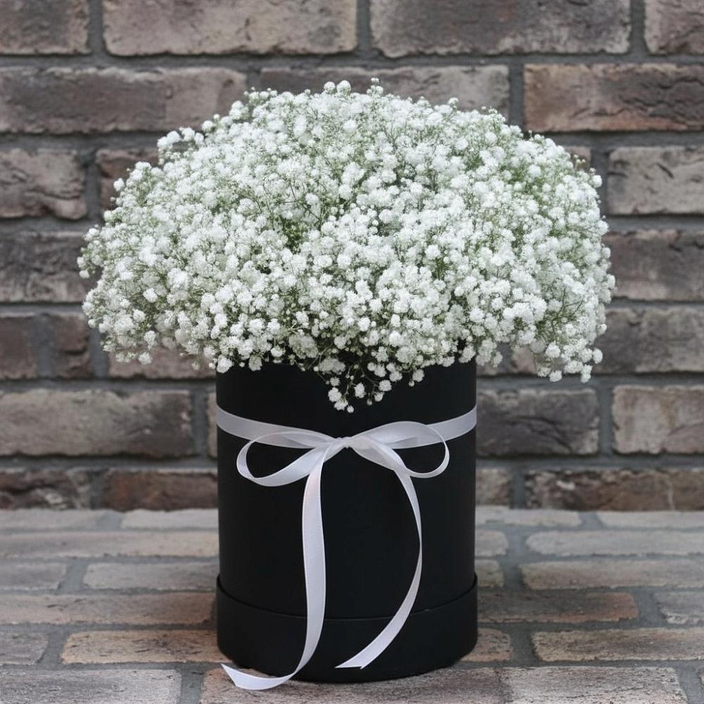 Цветочная композиция из Гипсофила в шляпной коробке в Киевском