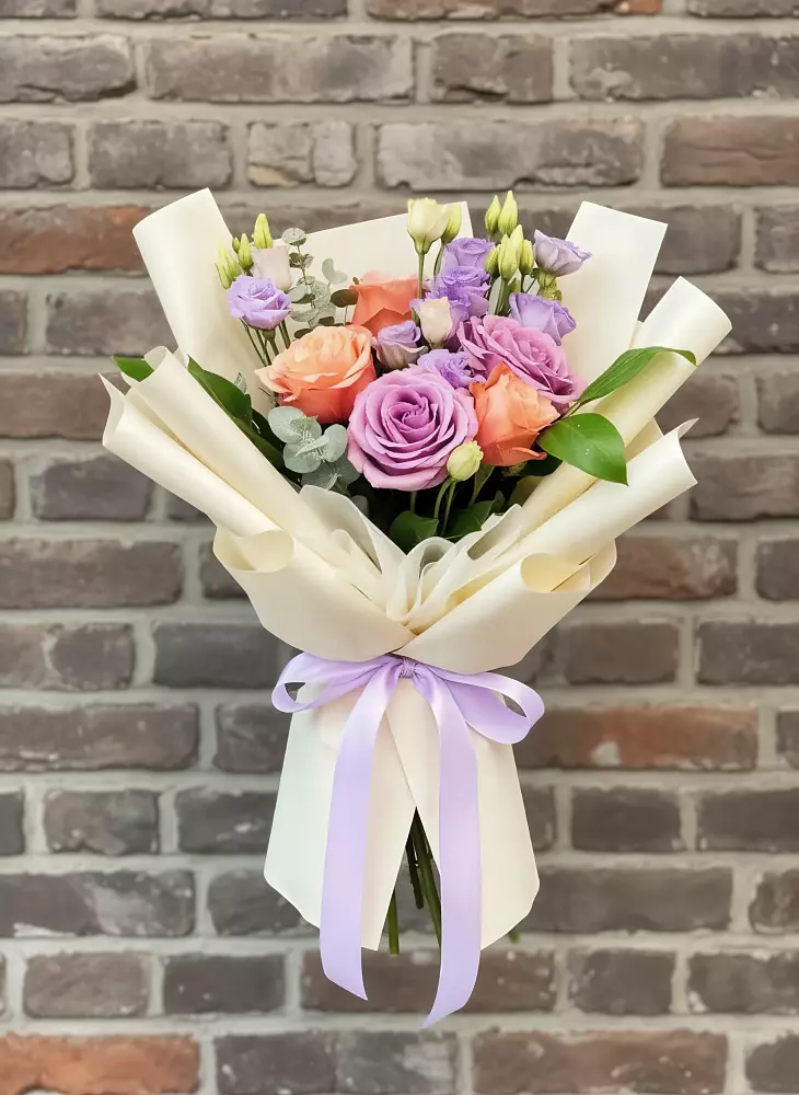 Букет цветов из: Лизиантусы и Розы в Киевском