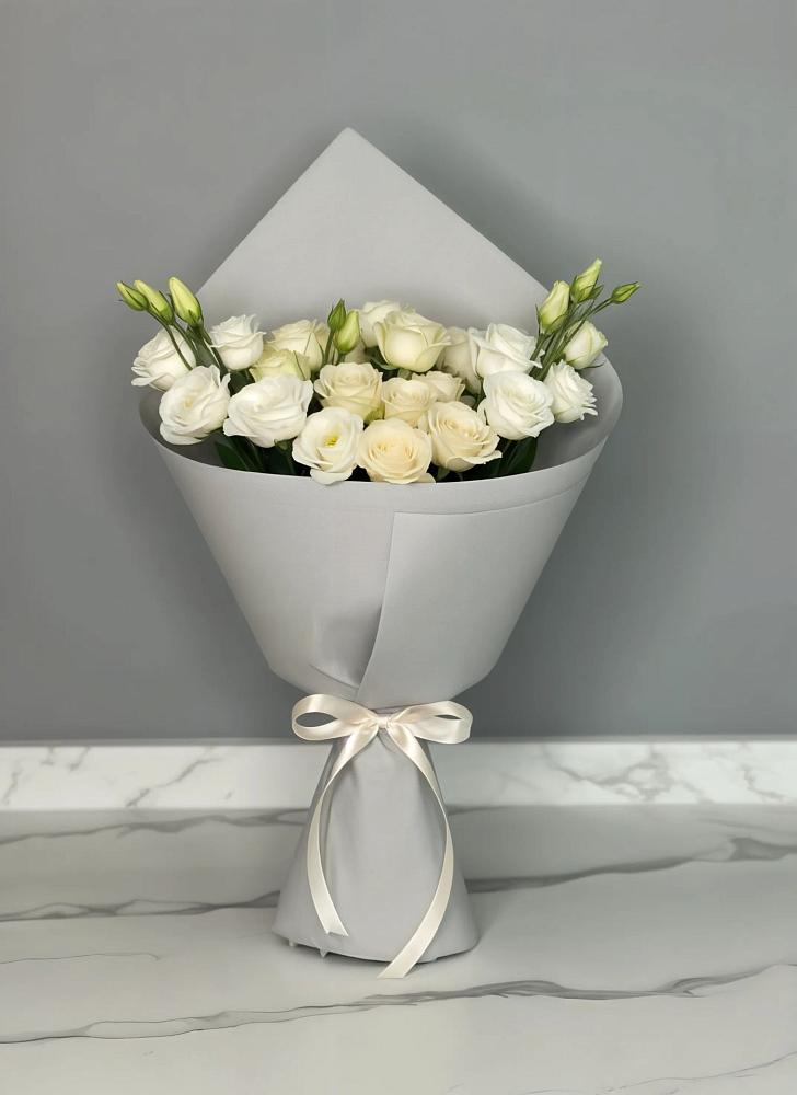 Букет цветов из: Розы и Лизиантусы в Киевском