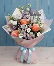 Букет цветов из:  Лизиантусы, Розы, Альстромерии и Гипсофила в Киевском