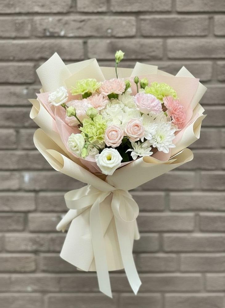 Букет цветов из: Гвоздики, Розы, Лизиантусы и Хризантемы в Киевском