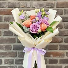 Букет цветов из:  Лизиантусы и Розы в Киевском