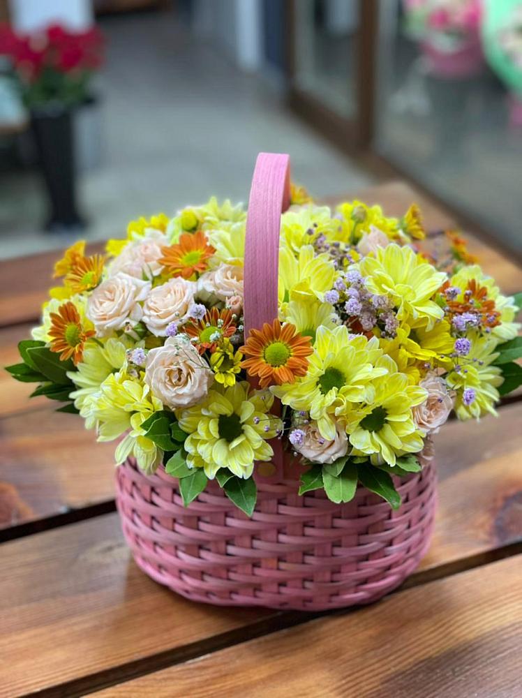 Цветочная композиция из Хризантемы и Розы в корзине в Киевском