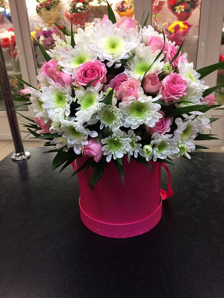 Цветочная композиция из Розы и Хризантемы в шляпной коробке в Киевском