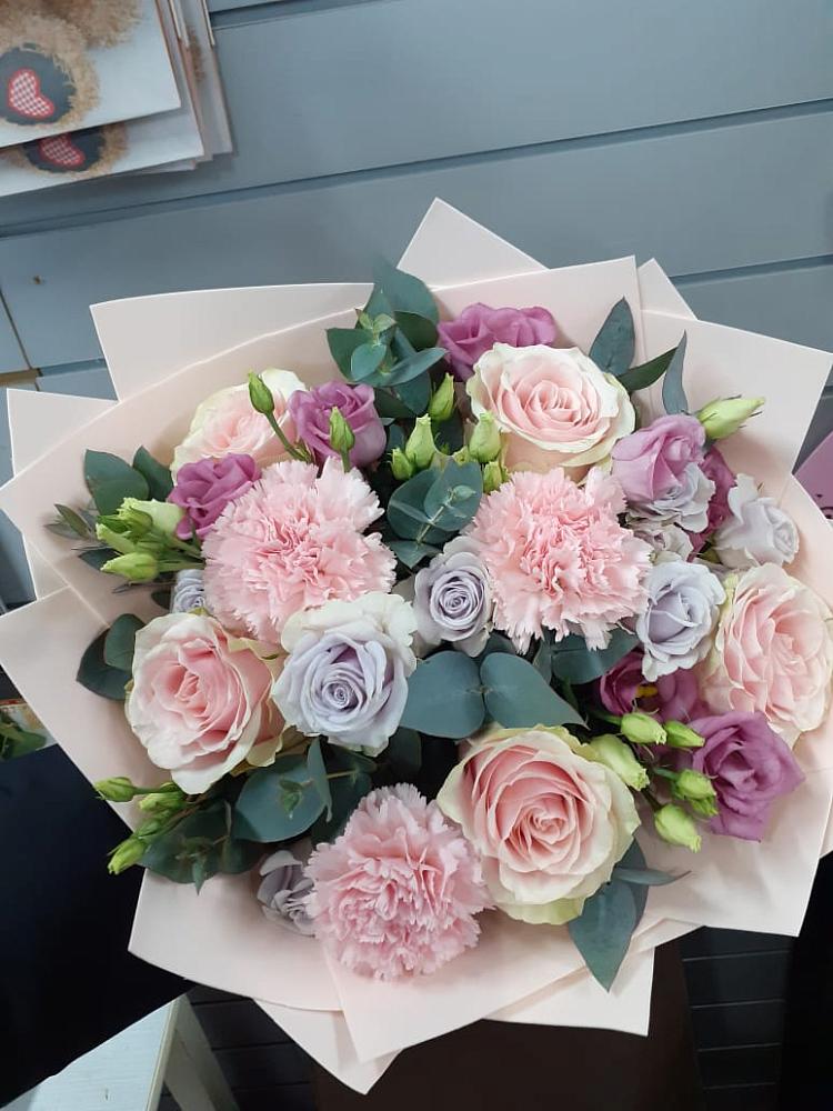 Букет цветов из: Розы, Гвоздики и Лизиантусы в Киевском