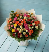 Букет Микс из разноцветных кустовых роз в Киевском